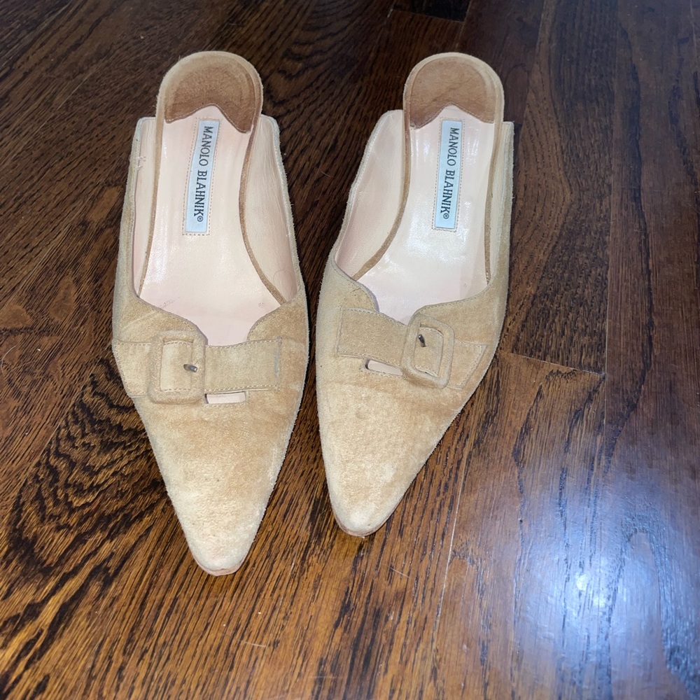 Gently loved Manolo Blahnik kitten heels!!